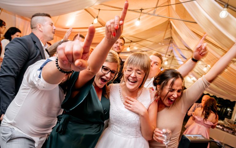 A menyasszony a barátai körében hatalmasat bulizik.