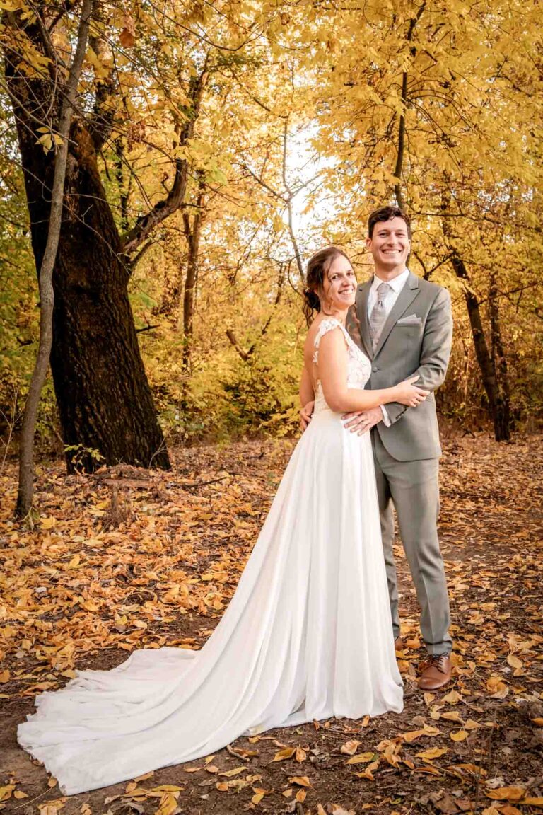 Sárga, őszi környezetben az ifjó pár gszszfoto